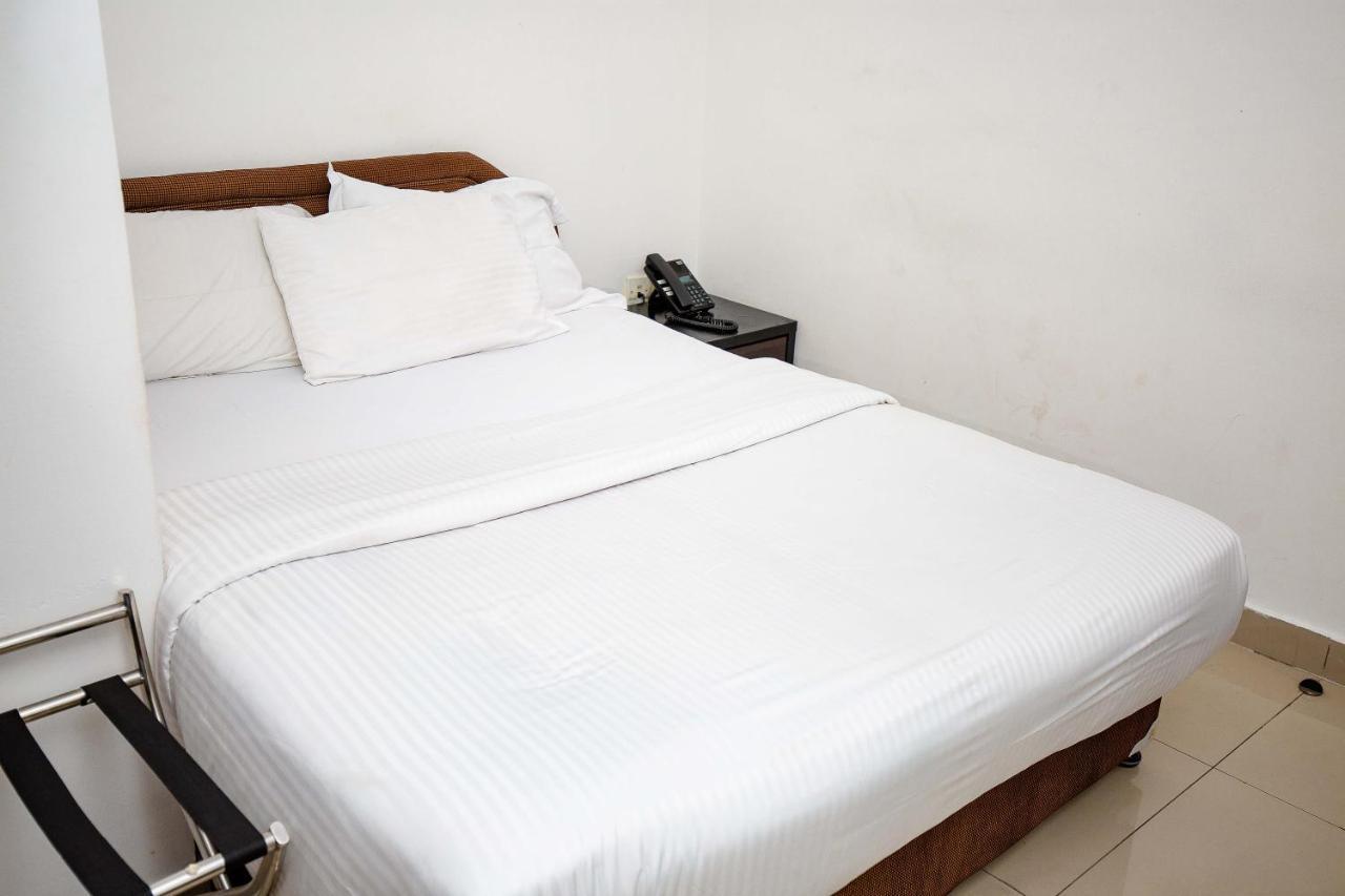 Hotel Everest Rd Congo Kinszasa Zewnętrze zdjęcie